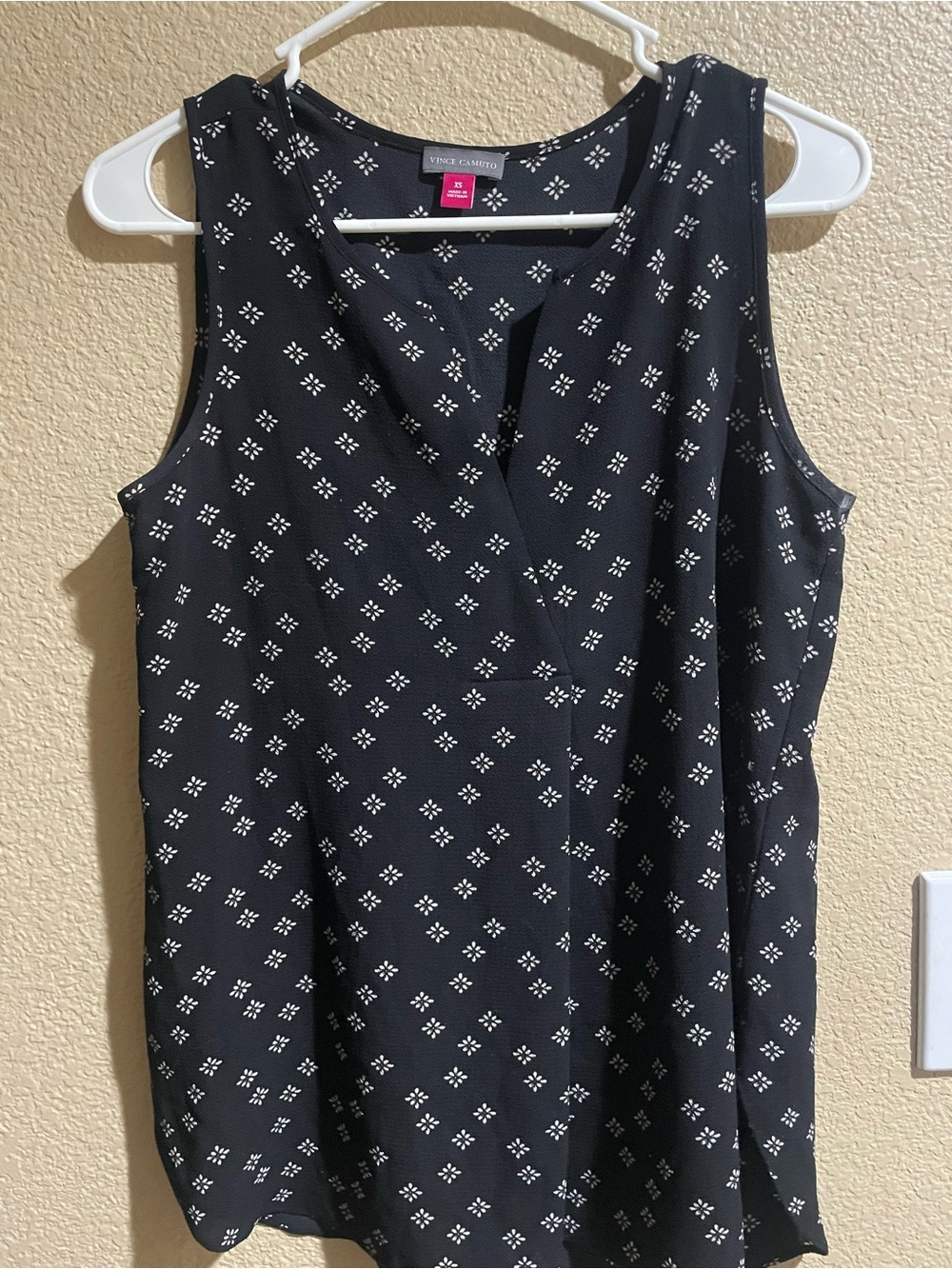 Vince Camuto XS Black Sleeveless Blouse with White Floral Print